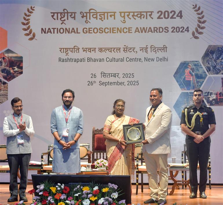 The President of India, Smt Droupadi Murmu presented the National Geoscience Awards-2024 for outstanding contributions in the field of Geoscience at Rashtrapati Bhavan, in New Delhi on September 26, 2025.
