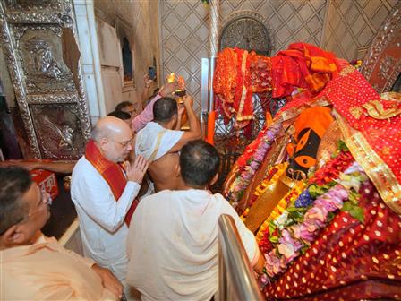 The Union Minister for Home Affairs and Cooperation, Shri Amit Shah visited and worshipped the powerful Mother Kali at the Kalighat Temple, in Kolkata on September 26, 2025.
