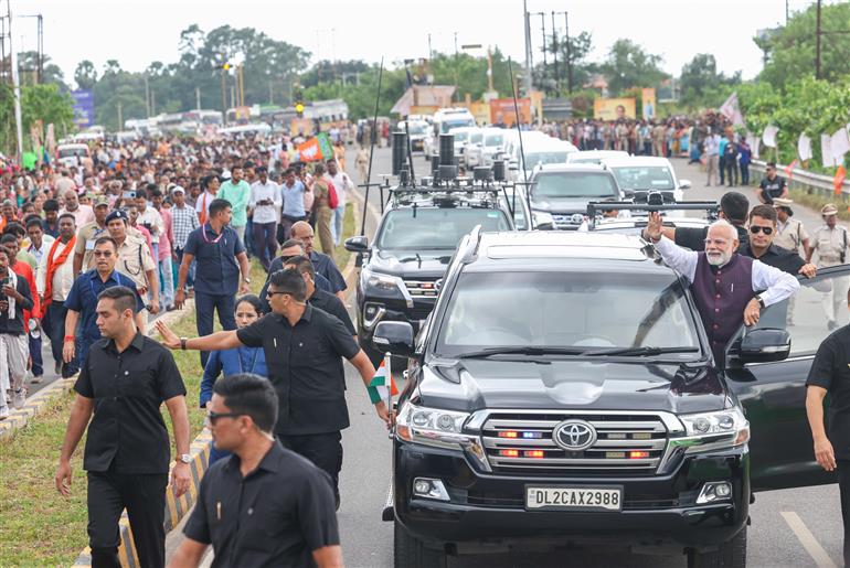 PM receives warm welcome by people during the Grand Road Show on his arrival at Jharsuguda, in Odisha on September 27, 2025.