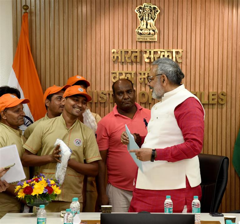 The Union Minister of Textiles, Shri Giriraj Singh lead the ‘Swachhata Hi Seva campaign’ as well as met the sanitation workers during the campaign at Udyog Bhawan, in New Delhi on September 30, 2025. Senior officers of the Ministry are also joined the occasion.