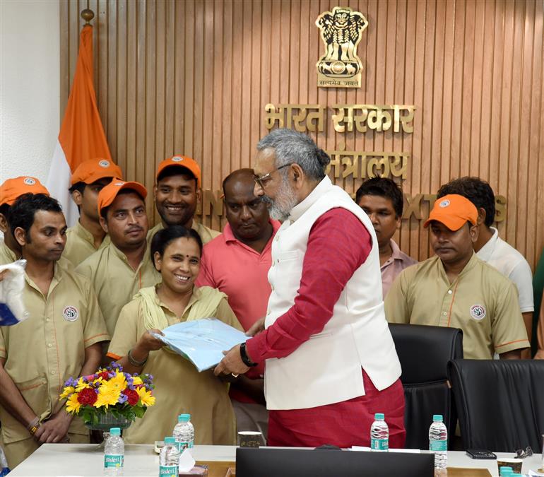 The Union Minister of Textiles, Shri Giriraj Singh lead the ‘Swachhata Hi Seva campaign’ as well as met the sanitation workers during the campaign at Udyog Bhawan, in New Delhi on September 30, 2025. Senior officers of the Ministry are also joined the occasion.