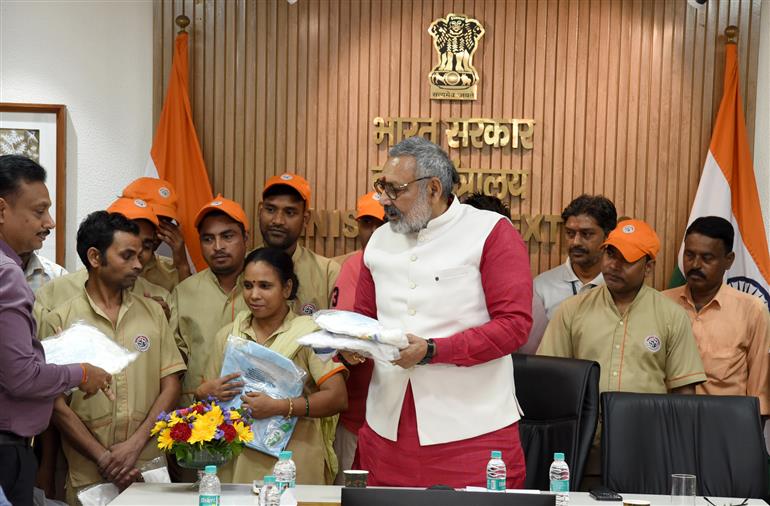 The Union Minister of Textiles, Shri Giriraj Singh lead the ‘Swachhata Hi Seva campaign’ as well as met the sanitation workers during the campaign at Udyog Bhawan, in New Delhi on September 30, 2025. Senior officers of the Ministry are also joined the occasion.