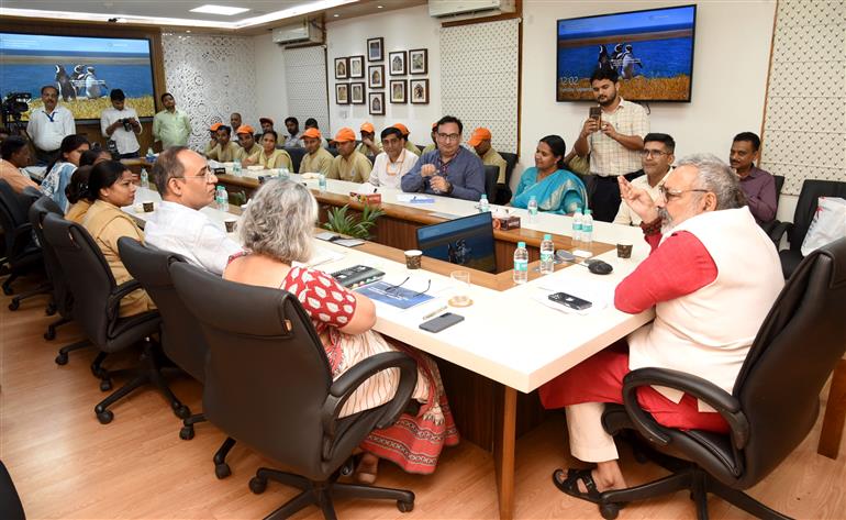The Union Minister of Textiles, Shri Giriraj Singh lead the ‘Swachhata Hi Seva campaign’ as well as met the sanitation workers during the campaign at Udyog Bhawan, in New Delhi on September 30, 2025. Senior officers of the Ministry are also joined the occasion.
