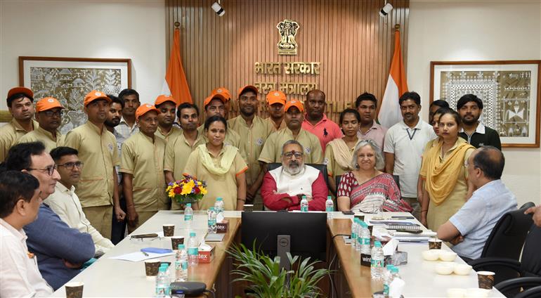 The Union Minister of Textiles, Shri Giriraj Singh lead the ‘Swachhata Hi Seva campaign’ as well as met the sanitation workers during the campaign at Udyog Bhawan, in New Delhi on September 30, 2025. Senior officers of the Ministry are also joined the occasion.