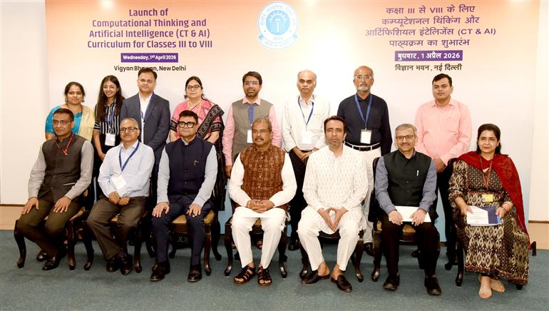 1 अप्रैल 2026 को नई दिल्ली में कक्षा III से VIII तक के लिए एआई एवं कम्प्यूटेशनल थिंकिंग पाठ्यक्रम के शुभारंभ के दौरान समूह तस्वीर में केंद्रीय शिक्षा मंत्री श्री धर्मेंद्र प्रधान।