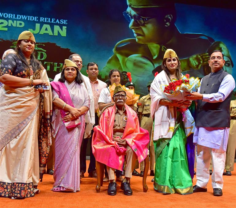 उपभोक्ता मामले, खाद्य एवं सार्वजनिक वितरण तथा नवीन और नवीकरणीय ऊर्जा मंत्री श्री प्रल्हाद जोशी ने 1 अप्रैल 2026 को नई दिल्ली में फिल्म “आजाद भारत” (नेताजी सुभाष चंद्र बोस को श्रद्धांजलि) के निर्माताओं/कलाकारों को सम्मानित किया।