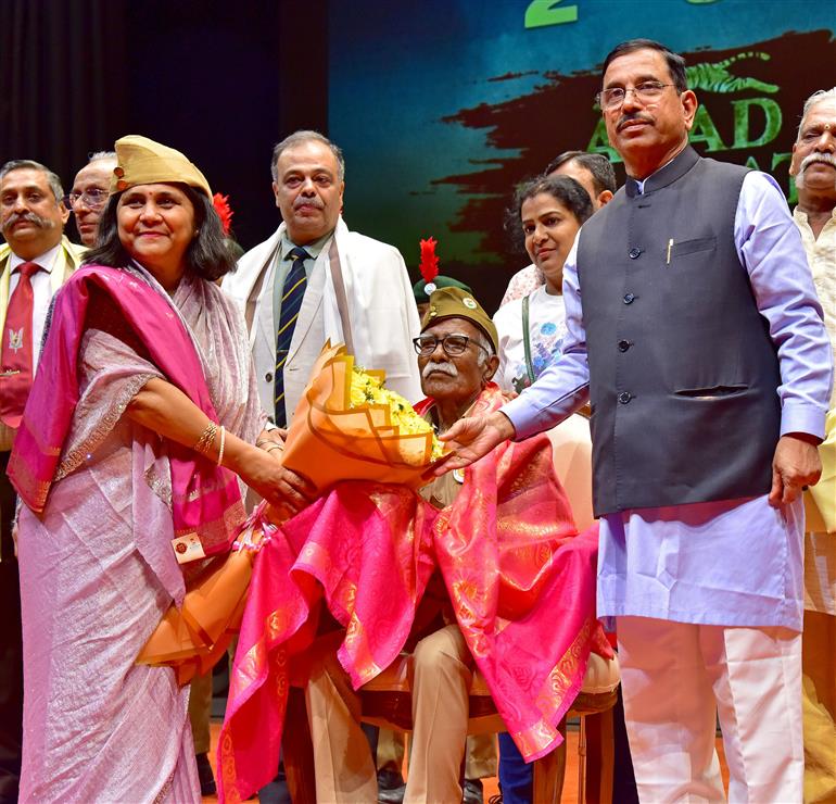 उपभोक्ता मामले, खाद्य एवं सार्वजनिक वितरण तथा नवीन और नवीकरणीय ऊर्जा मंत्री श्री प्रल्हाद जोशी ने 1 अप्रैल 2026 को नई दिल्ली में फिल्म “आजाद भारत” (नेताजी सुभाष चंद्र बोस को श्रद्धांजलि) के निर्माताओं/कलाकारों को सम्मानित किया।