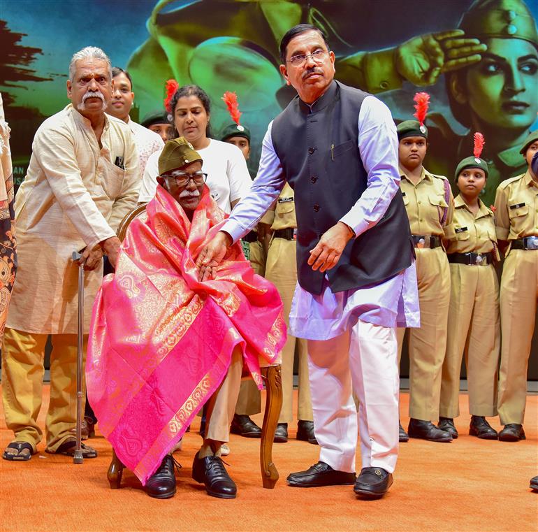 उपभोक्ता मामले, खाद्य एवं सार्वजनिक वितरण तथा नवीन और नवीकरणीय ऊर्जा मंत्री श्री प्रल्हाद जोशी ने 1 अप्रैल 2026 को नई दिल्ली में फिल्म “आजाद भारत” (नेताजी सुभाष चंद्र बोस को श्रद्धांजलि) के निर्माताओं/कलाकारों को सम्मानित किया।