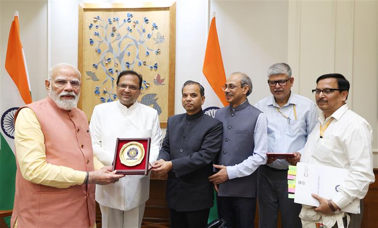 प्रधानमंत्री श्री नरेन्द्र मोदी ने 1 अप्रैल 2026 को नई दिल्ली में 2027 की जनगणना के लिए स्वयं-गणना फॉर्म भरा।