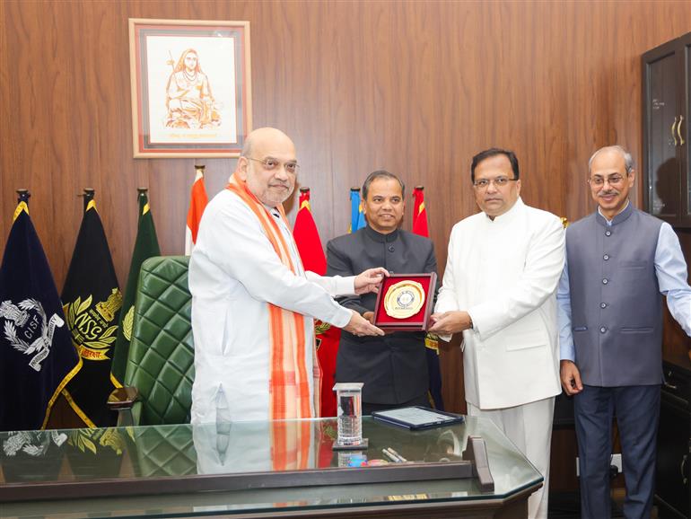 केंद्रीय गृह एवं सहकारिता मंत्री श्री अमित शाह ने 1 अप्रैल, 2026 को नई दिल्ली में जनगणना 2027 के पहले चरण के रूप में स्व-गणना प्रपत्र भरा।