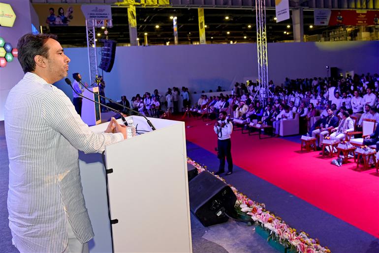 कौशल विकास एवं उद्यमिता तथा शिक्षा राज्य मंत्री (स्वतंत्र प्रभार) श्री जयंत चौधरी 2 अप्रैल 2026 को उत्तर प्रदेश के ग्रेटर नोएडा में इंडियास्किल्स राष्ट्रीय प्रतियोगिता 2025-26 (राष्ट्रीय) के समापन समारोह में संबोधित करते हुए।