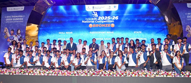 02 अप्रैल, 2026 को ग्रेटर नोएडा, उत्तर प्रदेश में 'इंडियास्किल्स प्रतियोगिता 2025-2026' (नेशनल) के समापन समारोह के दौरान एक समूह तस्वीर में कौशल विकास एवं उद्यमिता और शिक्षा राज्य मंत्री (स्वतंत्र प्रभार) श्री जयंत चौधरी।