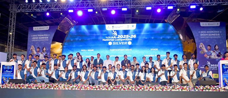 02 अप्रैल, 2026 को ग्रेटर नोएडा, उत्तर प्रदेश में 'इंडियास्किल्स प्रतियोगिता 2025-2026' (नेशनल) के समापन समारोह के दौरान एक समूह तस्वीर में कौशल विकास एवं उद्यमिता और शिक्षा राज्य मंत्री (स्वतंत्र प्रभार) श्री जयंत चौधरी।
