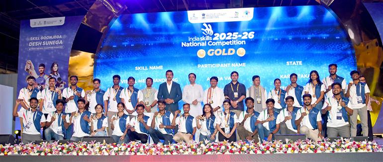 02 अप्रैल, 2026 को ग्रेटर नोएडा, उत्तर प्रदेश में 'इंडियास्किल्स प्रतियोगिता 2025-2026' (नेशनल) के समापन समारोह के दौरान एक समूह तस्वीर में कौशल विकास एवं उद्यमिता और शिक्षा राज्य मंत्री (स्वतंत्र प्रभार) श्री जयंत चौधरी।