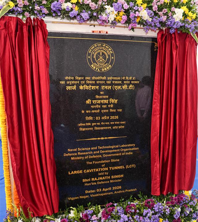 केंद्रीय रक्षा मंत्री श्री राजनाथ सिंह ने 03 अप्रैल 2026 को आंध्र प्रदेश के विशाखापत्तनम में रक्षा अनुसंधान एवं विकास संगठन (डीआरडीओ) की प्रमुख प्रयोगशाला, नौसेना विज्ञान और तकनीकी प्रयोगशाला (एनएसटीएल) में नौसैनिक अनुसंधान और परीक्षण क्षमताओं को बढ़ावा देने के लिए अत्याधुनिक 'लार्ज कैविटेशन टनल' (एलसीटी) सुविधा की आधारशिला रखी।