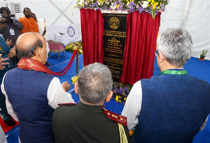 केंद्रीय रक्षा मंत्री श्री राजनाथ सिंह ने 03 अप्रैल 2026 को आंध्र प्रदेश के विशाखापत्तनम में रक्षा अनुसंधान एवं विकास संगठन (डीआरडीओ) की प्रमुख प्रयोगशाला, नौसेना विज्ञान और तकनीकी प्रयोगशाला (एनएसटीएल) में नौसैनिक अनुसंधान और परीक्षण क्षमताओं को बढ़ावा देने के लिए अत्याधुनिक 'लार्ज कैविटेशन टनल' (एलसीटी) सुविधा की आधारशिला रखी।