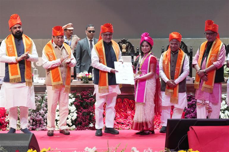 उपराष्ट्रपति श्री सी. पी. राधाकृष्णन ने 04 अप्रैल, 2026 को बिहार के पूर्वी चंपारण स्थित मोतिहारी में महात्मा गांधी केंद्रीय विश्वविद्यालय के तीसरे दीक्षांत समारोह में शिरकत की।