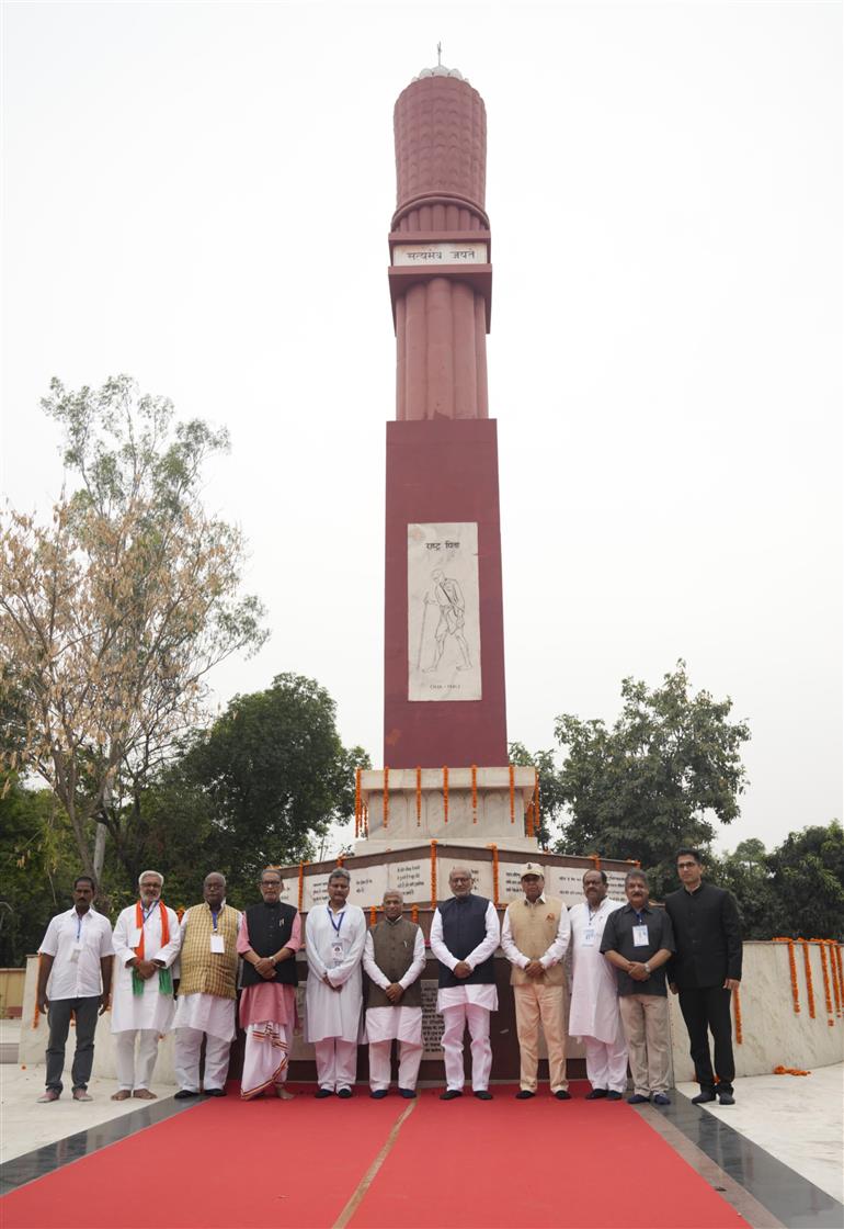 उपराष्ट्रपति श्री सी. पी. राधाकृष्णन ने 04 अप्रैल, 2026 को बिहार के मोतिहारी में चरखा पार्क और महात्मा गांधी सत्याग्रह स्मारक का दौरा किया और पुष्पांजलि अर्पित की।