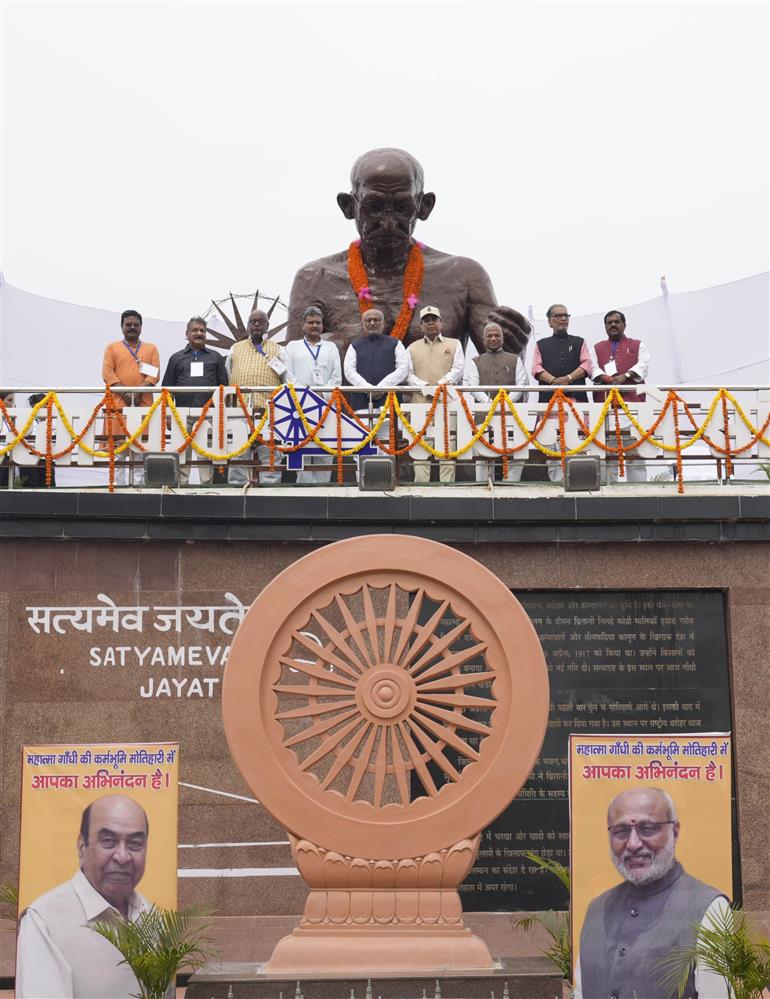 उपराष्ट्रपति श्री सी. पी. राधाकृष्णन ने 04 अप्रैल, 2026 को बिहार के मोतिहारी में चरखा पार्क और महात्मा गांधी सत्याग्रह स्मारक का दौरा किया और पुष्पांजलि अर्पित की।