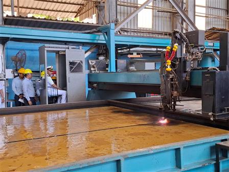 रक्षा मंत्रालय द्वारा भारतीय तटरक्षक बल के लिए 14 फास्ट पेट्रोल वेसल (एफपीवी) परियोजना (यार्ड 16501-14) के तहत फास्ट पेट्रोल वेसल-4 (एफपीवी) (यार्ड 16504) का 'कील लेइंग' (आधारशिला) समारोह और एफपीवी-7 (यार्ड 16507) का 'प्लेट कटिंग' समारोह 06 अप्रैल 2026 को मुंबई स्थित मझगांव डॉक शिपबिल्डर्स लिमिटेड (एमडीएल) में आयोजित किया गया।