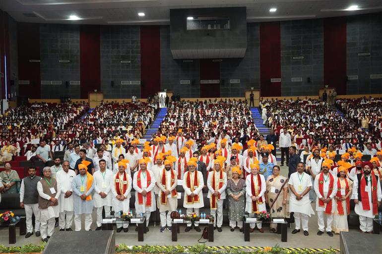 उपराष्ट्रपति श्री सी. पी. राधाकृष्णन ने 6 अप्रैल, 2026 को हरियाणा के मुरथल स्थित दीनबंधु छोटू राम विज्ञान एवं प्रौद्योगिकी विश्वविद्यालय के 8वें दीक्षांत समारोह में शिरकत की।