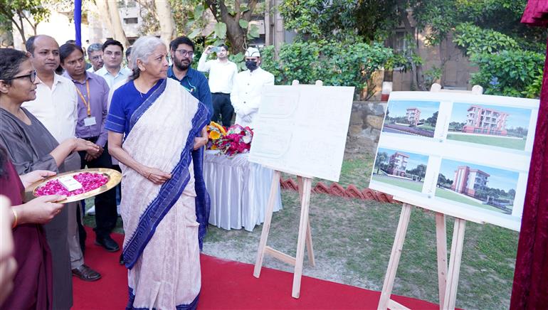 केंद्रीय वित्त और कॉर्पोरेट मामलों की मंत्री श्रीमती निर्मला सीतारमण ने 6 अप्रैल, 2026 को नई दिल्ली में राष्ट्रीय लोक वित्त एवं नीति संस्थान (एनआईपीएफपी) के स्वर्ण जयंती समारोह के अवसर पर नए बहुउद्देशीय हॉल और आवासीय परिसर (ब्लॉक) का उद्घाटन किया और उसकी आधारशिला रखी।