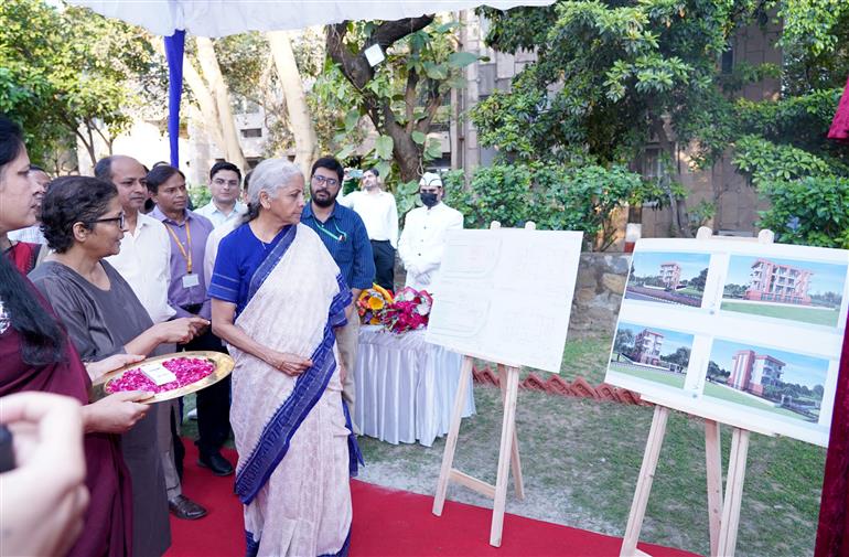 केंद्रीय वित्त और कॉर्पोरेट मामलों की मंत्री श्रीमती निर्मला सीतारमण ने 6 अप्रैल, 2026 को नई दिल्ली में राष्ट्रीय लोक वित्त एवं नीति संस्थान (एनआईपीएफपी) के स्वर्ण जयंती समारोह के अवसर पर नए बहुउद्देशीय हॉल और आवासीय परिसर (ब्लॉक) का उद्घाटन किया और उसकी आधारशिला रखी।