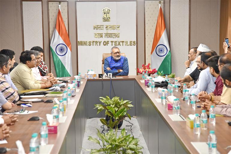 केंद्रीय वस्त्र मंत्री श्री गिरिराज सिंह 07 अप्रैल 2026 को नई दिल्ली में फुटवियर उद्योग के हितधारकों के साथ बातचीत करते हुए। 