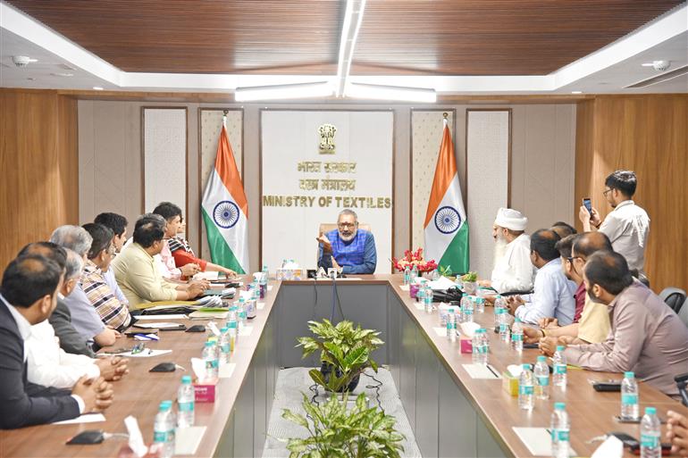 केंद्रीय वस्त्र मंत्री श्री गिरिराज सिंह 07 अप्रैल 2026 को नई दिल्ली में फुटवियर उद्योग के हितधारकों के साथ बातचीत करते हुए। 
