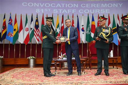 रक्षा सचिव श्री राजेश कुमार सिंह ने 10 अप्रैल 2026 को तमिलनाडु के वेलिंगटन स्थित डिफेंस सर्विसेज स्टाफ कॉलेज (डीएसएससी) में 81वें स्टाफ कोर्स के दीक्षांत समारोह में भाग लिया।