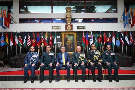 रक्षा सचिव श्री राजेश कुमार सिंह ने 10 अप्रैल 2026 को तमिलनाडु के वेलिंगटन स्थित डिफेंस सर्विसेज स्टाफ कॉलेज (डीएसएससी) में 81वें स्टाफ कोर्स के दीक्षांत समारोह में भाग लिया।