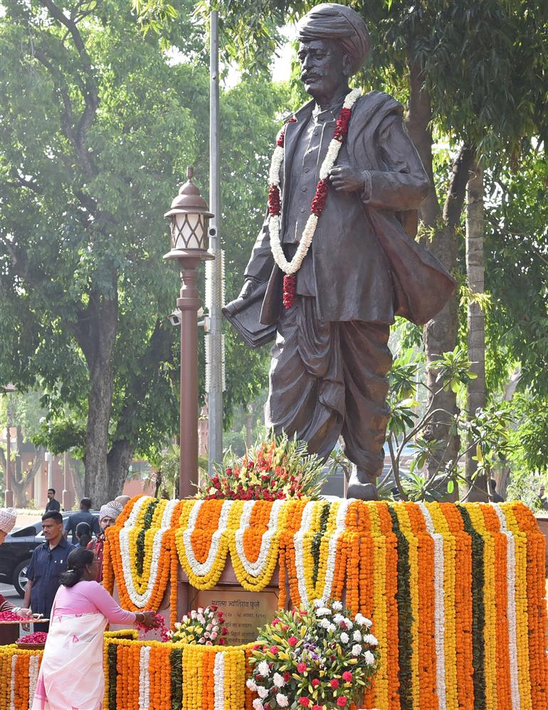 राष्ट्रपति श्रीमती द्रौपदी मुर्मु ने 11 अप्रैल, 2026 को नई दिल्ली में महात्मा ज्योतिबा फुले की 200वीं जयंती पर उन्हें पुष्पांजलि अर्पित की।