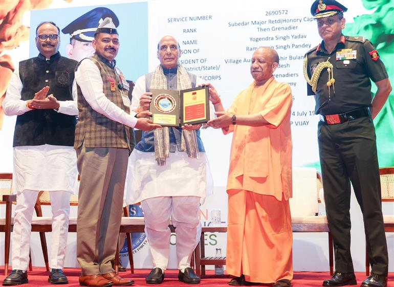 केंद्रीय रक्षा मंत्री श्री राजनाथ सिंह ने 11 अप्रैल, 2026 को लखनऊ, उत्तर प्रदेश में युद्ध नायकों और वीर नारियों को सम्मानित किया।
