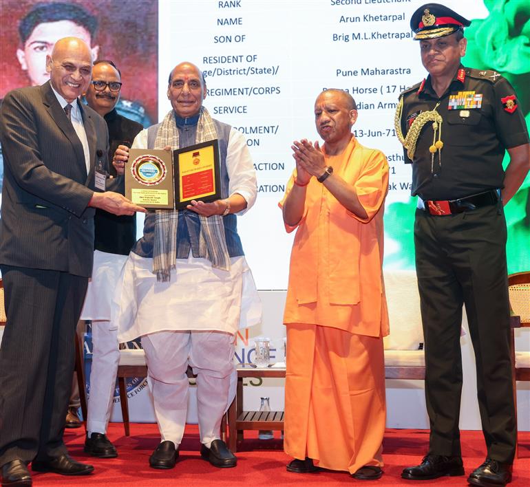 केंद्रीय रक्षा मंत्री श्री राजनाथ सिंह ने 11 अप्रैल, 2026 को लखनऊ, उत्तर प्रदेश में युद्ध नायकों और वीर नारियों को सम्मानित किया।