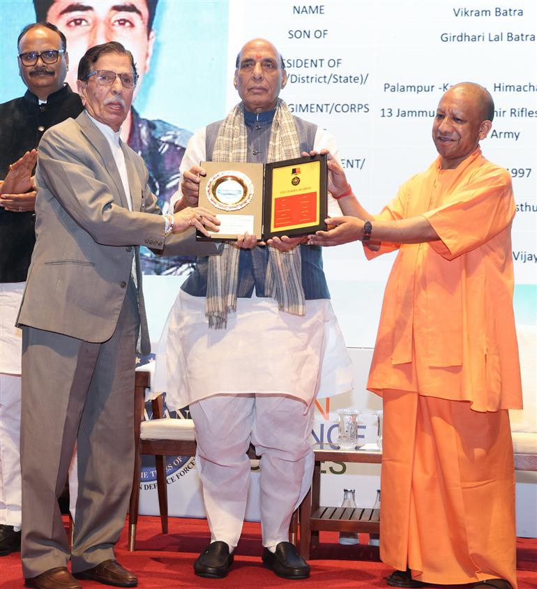 केंद्रीय रक्षा मंत्री श्री राजनाथ सिंह ने 11 अप्रैल, 2026 को लखनऊ, उत्तर प्रदेश में युद्ध नायकों और वीर नारियों को सम्मानित किया।