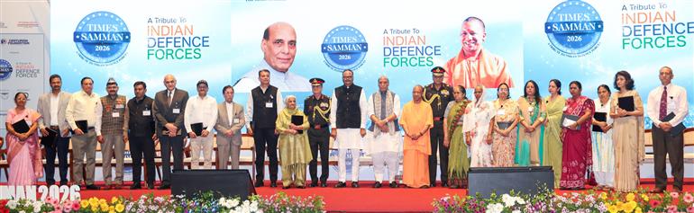 11 अप्रैल, 2026 को उत्तर प्रदेश के लखनऊ छावनी स्थित स्मृतिका युद्ध स्मारक में अत्याधुनिक लेजर, लाइट और साउंड शो के उद्घाटन अवसर पर समूह तस्वीर में केंद्रीय रक्षा मंत्री श्री राजनाथ सिंह।