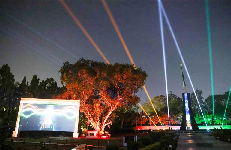 केंद्रीय रक्षा मंत्री श्री राजनाथ सिंह ने 11 अप्रैल, 2026 को उत्तर प्रदेश के लखनऊ छावनी स्थित स्मृतिका युद्ध स्मारक में अत्याधुनिक लेजर, लाइट और साउंड शो का उद्घाटन किया।