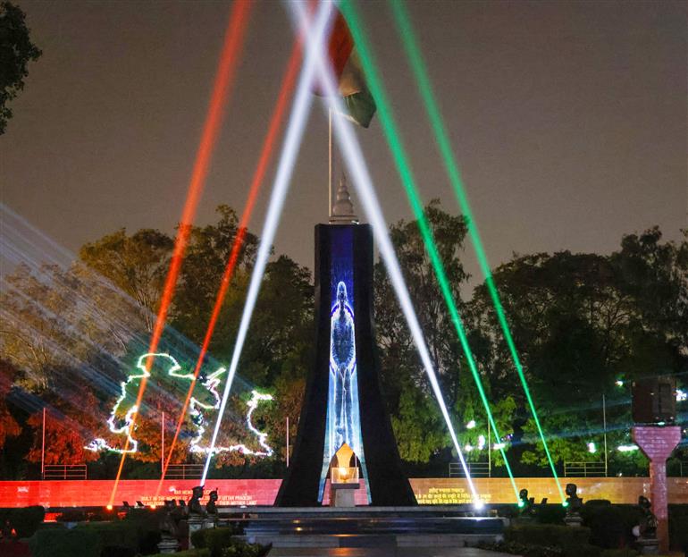 केंद्रीय रक्षा मंत्री श्री राजनाथ सिंह ने 11 अप्रैल, 2026 को उत्तर प्रदेश के लखनऊ छावनी स्थित स्मृतिका युद्ध स्मारक में अत्याधुनिक लेजर, लाइट और साउंड शो का उद्घाटन किया।