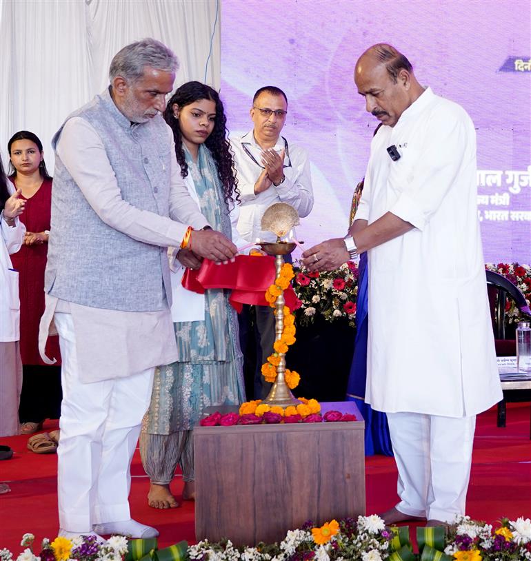 केंद्रीय सामाजिक न्याय और अधिकारिता मंत्री डॉ. वीरेंद्र कुमार 11 अप्रैल, 2026 को हरियाणा के फरीदाबाद में ALIMCO (सामाजिक न्याय और अधिकारिता मंत्रालय के दिव्यांगजन सशक्तिकरण विभाग के अंतर्गत एक पीएसयू) के सहायक उत्पादन केंद्र (एपीओसी) का उद्घाटन करने के अवसर पर दीप प्रज्ज्वलित करते हुए।