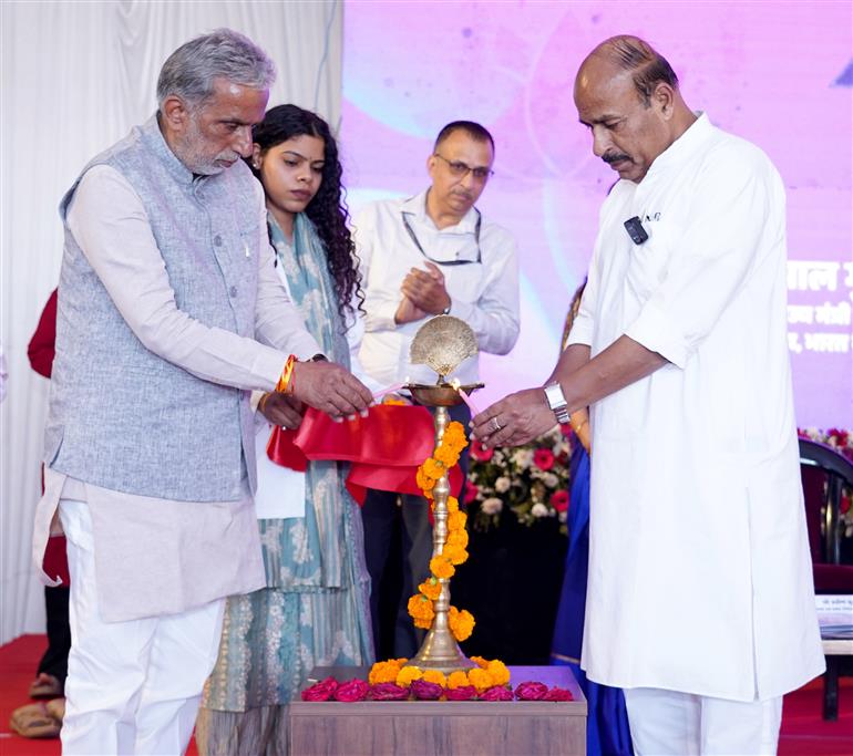 केंद्रीय सामाजिक न्याय और अधिकारिता मंत्री डॉ. वीरेंद्र कुमार 11 अप्रैल, 2026 को हरियाणा के फरीदाबाद में ALIMCO (सामाजिक न्याय और अधिकारिता मंत्रालय के दिव्यांगजन सशक्तिकरण विभाग के अंतर्गत एक पीएसयू) के सहायक उत्पादन केंद्र (एपीओसी) का उद्घाटन करने के अवसर पर दीप प्रज्ज्वलित करते हुए।