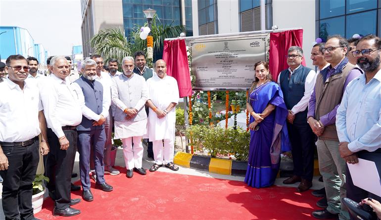 केंद्रीय सामाजिक न्याय और अधिकारिता मंत्री डॉ. वीरेंद्र कुमार ने 11 अप्रैल, 2026 को हरियाणा के फरीदाबाद में ALIMCO (सामाजिक न्याय और अधिकारिता मंत्रालय के दिव्यांगजन सशक्तिकरण विभाग के अंतर्गत एक पीएसयू) के सहायक उत्पादन केंद्र (एपीओसी) का उद्घाटन किया।