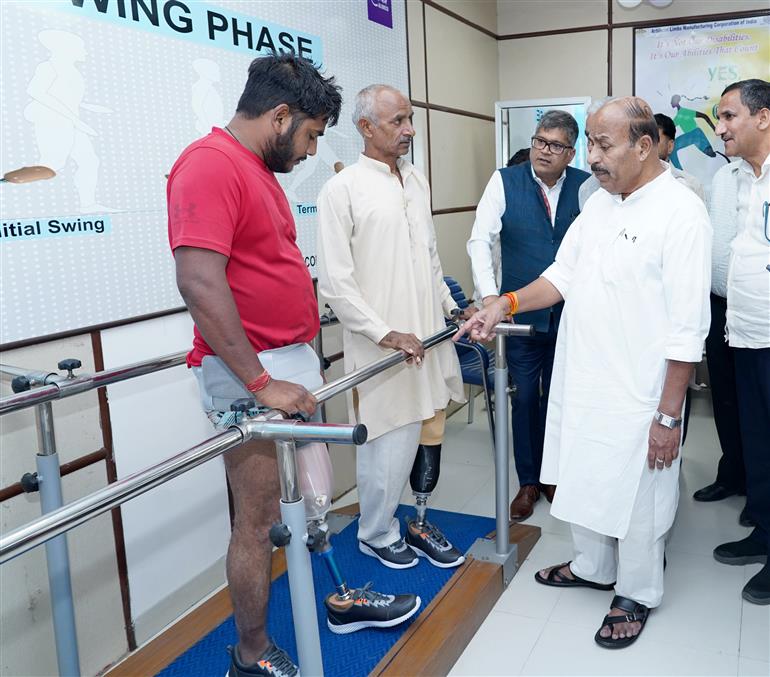 केंद्रीय सामाजिक न्याय और अधिकारिता मंत्री डॉ. वीरेंद्र कुमार ने 11 अप्रैल, 2026 को हरियाणा के फरीदाबाद में ALIMCO (सामाजिक न्याय और अधिकारिता मंत्रालय के दिव्यांगजन सशक्तिकरण विभाग के अंतर्गत एक पीएसयू) के सहायक उत्पादन केंद्र (एपीओसी) के उद्घाटन समारोह में शिरकत की।