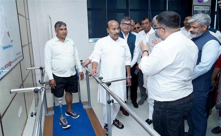 केंद्रीय सामाजिक न्याय और अधिकारिता मंत्री डॉ. वीरेंद्र कुमार ने 11 अप्रैल, 2026 को हरियाणा के फरीदाबाद में ALIMCO (सामाजिक न्याय और अधिकारिता मंत्रालय के दिव्यांगजन सशक्तिकरण विभाग के अंतर्गत एक पीएसयू) के सहायक उत्पादन केंद्र (एपीओसी) के उद्घाटन समारोह में शिरकत की।