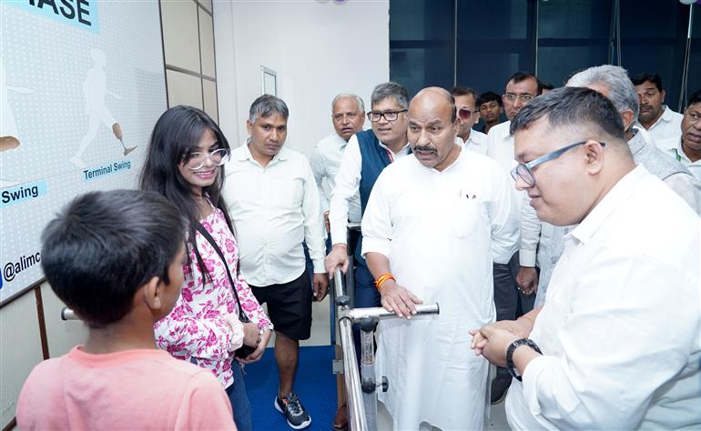 केंद्रीय सामाजिक न्याय और अधिकारिता मंत्री डॉ. वीरेंद्र कुमार ने 11 अप्रैल, 2026 को हरियाणा के फरीदाबाद में ALIMCO (सामाजिक न्याय और अधिकारिता मंत्रालय के दिव्यांगजन सशक्तिकरण विभाग के अंतर्गत एक पीएसयू) के सहायक उत्पादन केंद्र (एपीओसी) के उद्घाटन समारोह में शिरकत की।