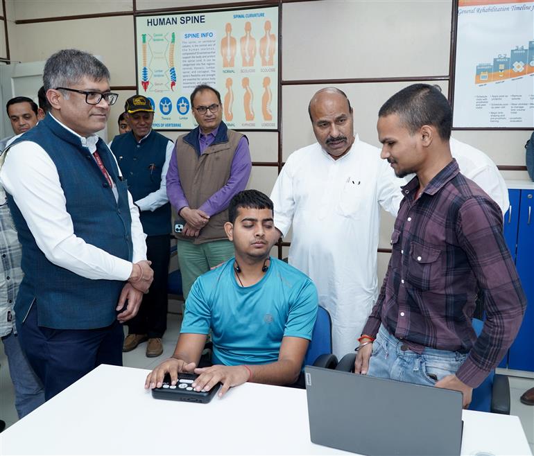 केंद्रीय सामाजिक न्याय और अधिकारिता मंत्री डॉ. वीरेंद्र कुमार ने 11 अप्रैल, 2026 को हरियाणा के फरीदाबाद में ALIMCO (सामाजिक न्याय और अधिकारिता मंत्रालय के दिव्यांगजन सशक्तिकरण विभाग के अंतर्गत एक पीएसयू) के सहायक उत्पादन केंद्र (एपीओसी) के उद्घाटन समारोह में शिरकत की।