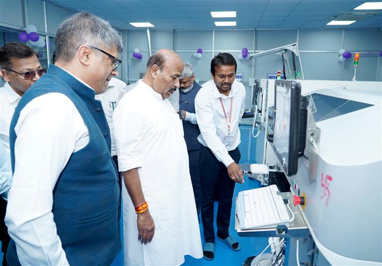 11 अप्रैल 2026 को हरियाणा के फरीदाबाद में सामाजिक न्याय एवं अधिकारिता मंत्रालय के दिव्यांगजन सशक्तिकरण विभाग (DEPwD) के अधीन आने वाले सार्वजनिक क्षेत्र के उपक्रम ALIMCO द्वारा स्थापित सहायक उत्पादन केंद्र (एपीओसी) के उद्घाटन अवसर पर केंद्रीय सामाजिक न्याय और अधिकारिता मंत्री डॉ. वीरेंद्र कुमार।