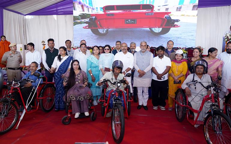 केंद्रीय सामाजिक न्याय और अधिकारिता मंत्री डॉ. वीरेंद्र कुमार ने 11 अप्रैल, 2026 को हरियाणा के फरीदाबाद में ALIMCO (सामाजिक न्याय और अधिकारिता मंत्रालय के दिव्यांगजन सशक्तिकरण विभाग के अंतर्गत एक पीएसयू) के सहायक उत्पादन केंद्र (एपीओसी) के उद्घाटन समारोह में शिरकत की।