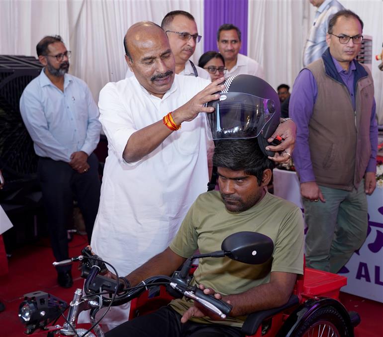 केंद्रीय सामाजिक न्याय और अधिकारिता मंत्री डॉ. वीरेंद्र कुमार ने 11 अप्रैल, 2026 को हरियाणा के फरीदाबाद में ALIMCO (सामाजिक न्याय और अधिकारिता मंत्रालय के दिव्यांगजन सशक्तिकरण विभाग के अंतर्गत एक पीएसयू) के सहायक उत्पादन केंद्र (एपीओसी) के उद्घाटन समारोह में शिरकत की।