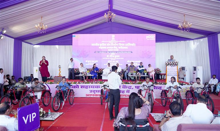 केंद्रीय सामाजिक न्याय और अधिकारिता मंत्री डॉ. वीरेंद्र कुमार ने 11 अप्रैल, 2026 को हरियाणा के फरीदाबाद में ALIMCO (सामाजिक न्याय और अधिकारिता मंत्रालय के दिव्यांगजन सशक्तिकरण विभाग के अंतर्गत एक पीएसयू) के सहायक उत्पादन केंद्र (एपीओसी) के उद्घाटन समारोह में शिरकत की।