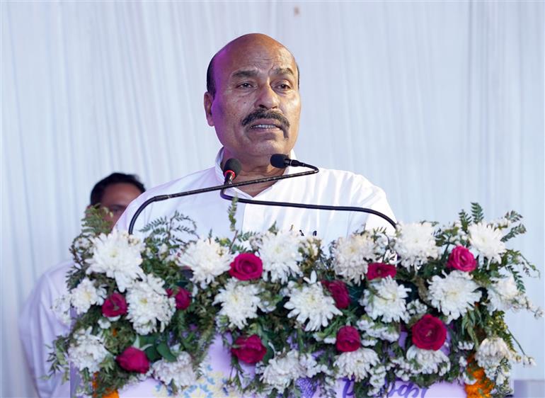 केंद्रीय सामाजिक न्याय और अधिकारिता मंत्री डॉ. वीरेंद्र कुमार 11 अप्रैल, 2026 को हरियाणा के फरीदाबाद में ALIMCO (सामाजिक न्याय और अधिकारिता मंत्रालय के दिव्यांगजन सशक्तिकरण विभाग के अंतर्गत एक पीएसयू) के सहायक उत्पादन केंद्र (एपीओसी) के उद्घाटन अवसर पर मीडिया से बातचीत करते हुए।